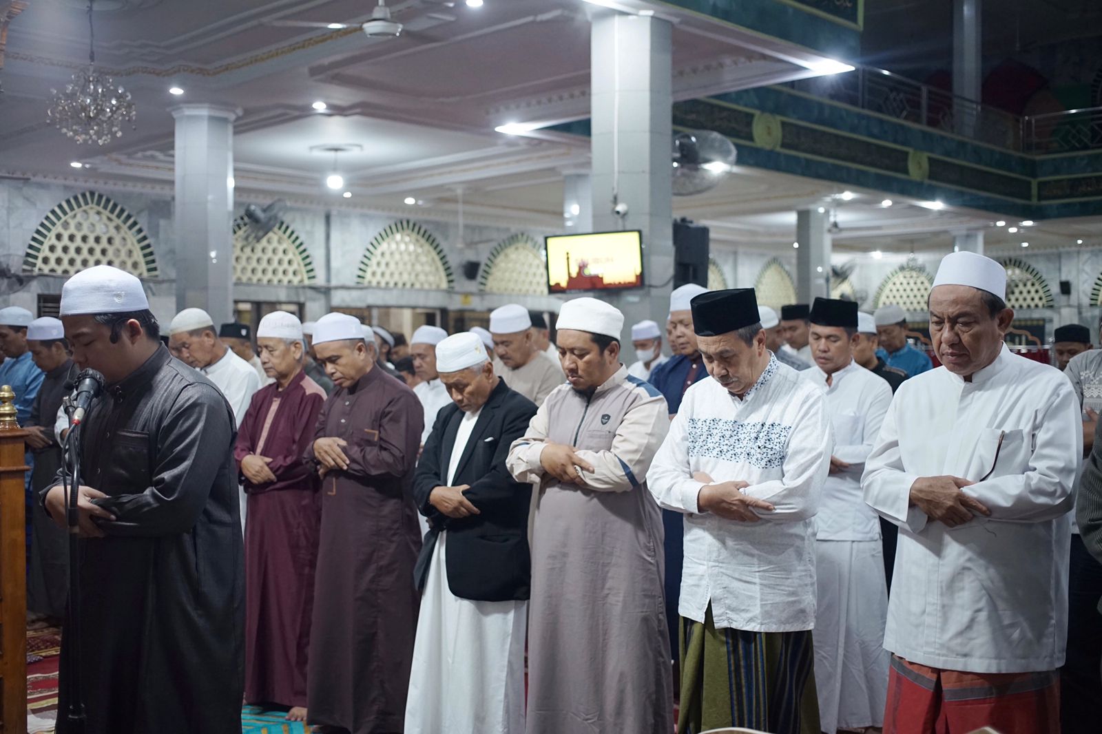 Gubernur Riau Bersama Bupati Inhil Laksanakan Sholat Subuh Berjamaah Di Mesjid Agung Al-Huda Tembilahan