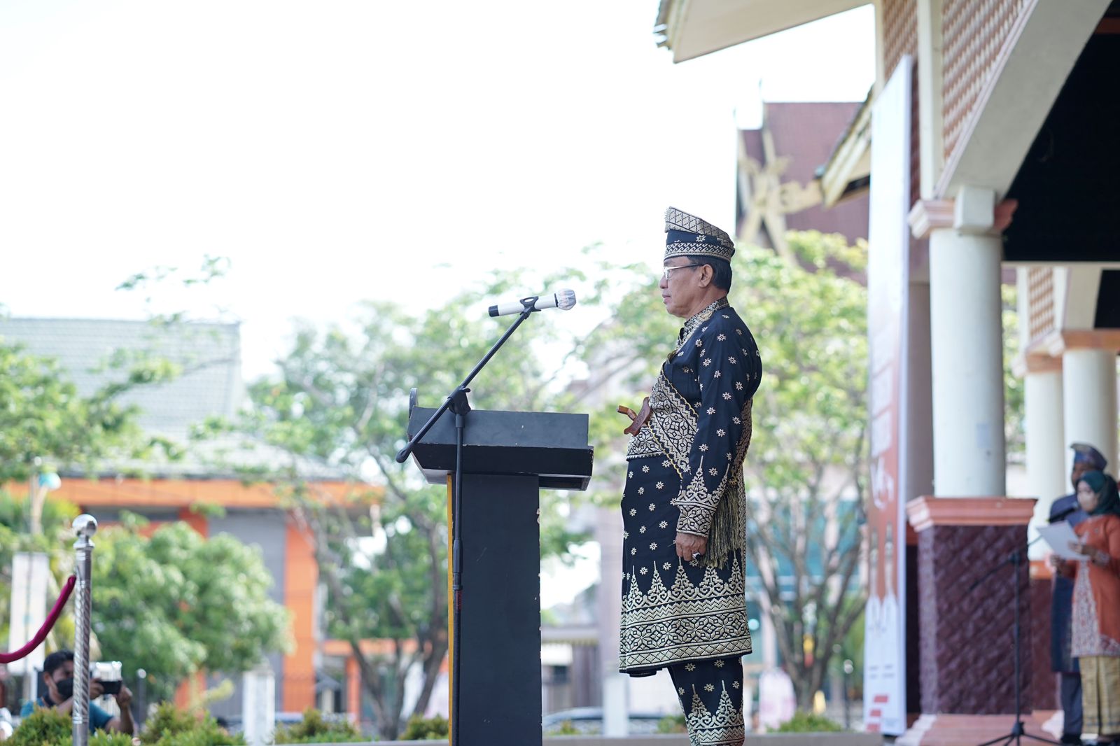 Mengenakan Baju Adat Melayu Bupati Inhil HM WARDAN Jadi Irup Peringatan Hari Sumpah Pemuda Ke-94 Tahun 2022