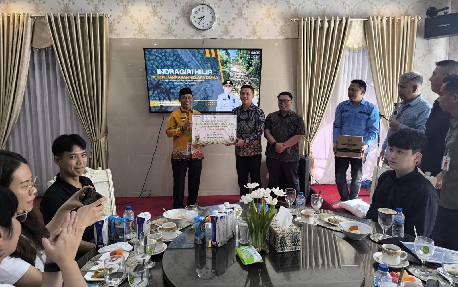Bupati Inhil Jamu Sarapan Pagi Bersama Tim Hilirisasi Kelapa Bappenas dan Investor