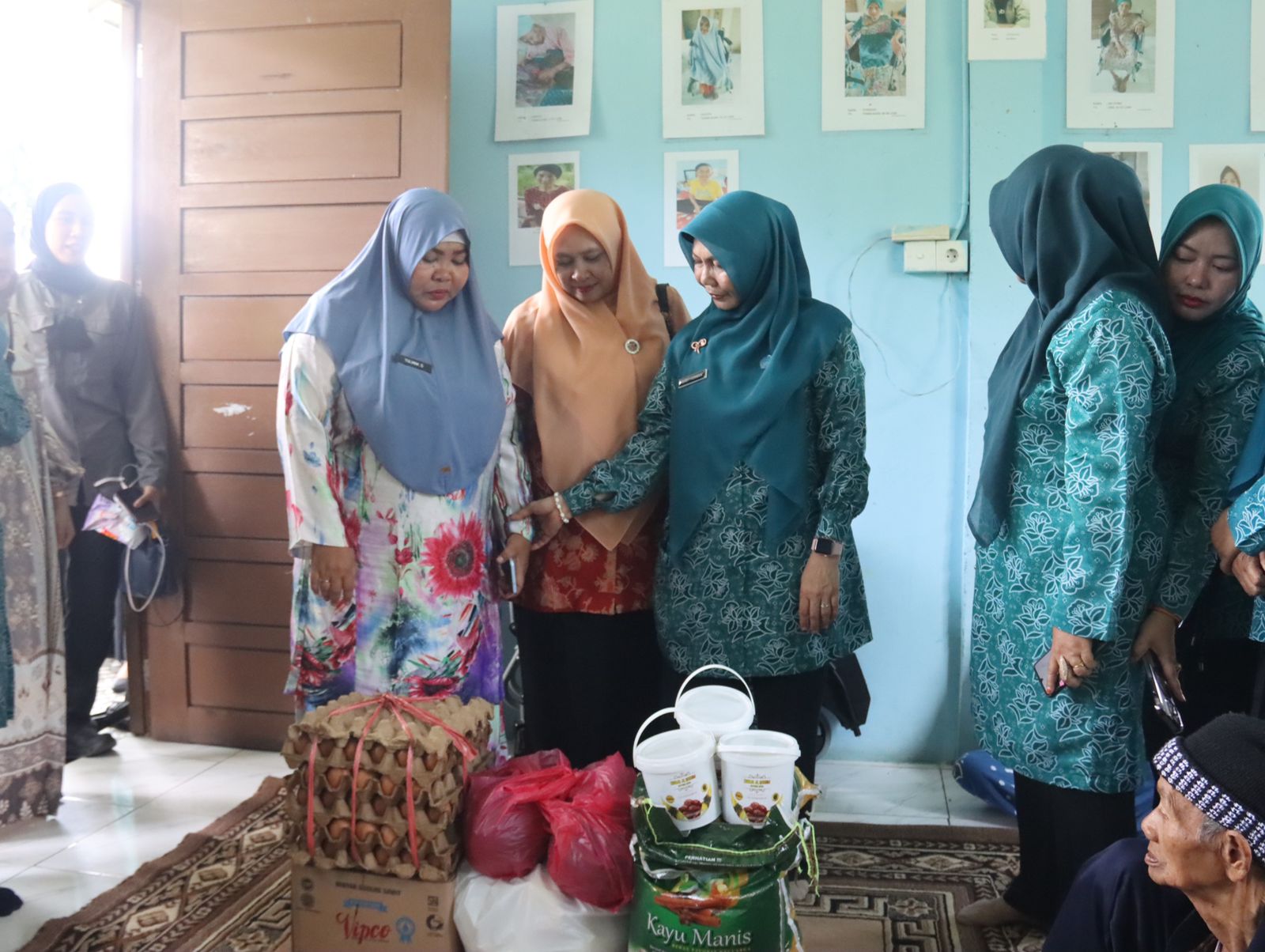 Ketua TP PKK Inhil Katerina Susanti Kunjungi dan Beri Bantuan dalam Bhakti Lansia Usai Peringatan HKG ke-53