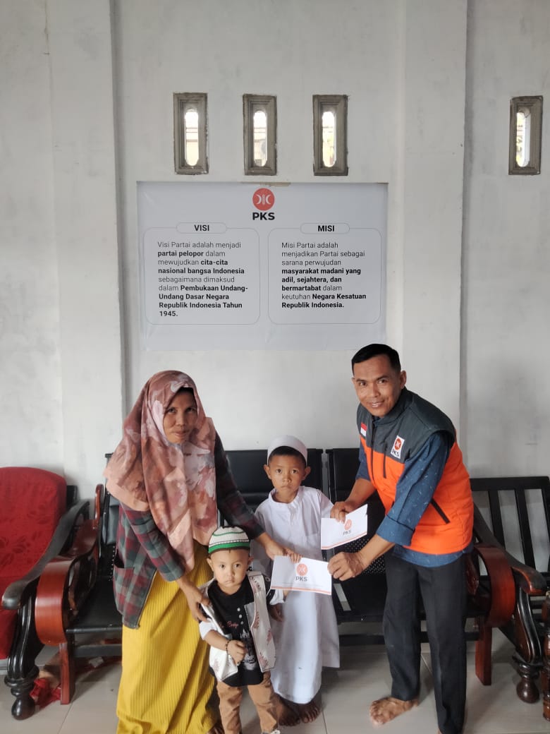 Galeri Penyaluran Bantuan Anak Yatim dan Beliin Baju PKS Inhil